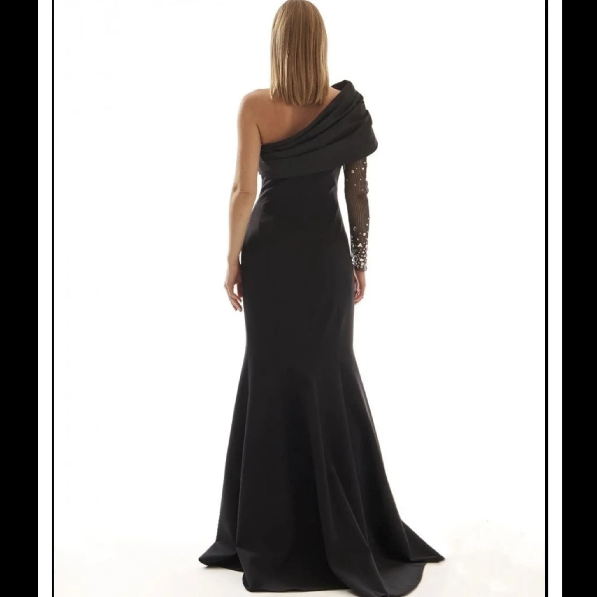 Vestido Ayse Negro detalle espalda, escote asimétrico manga joya invitada perfecta madrina ideal.