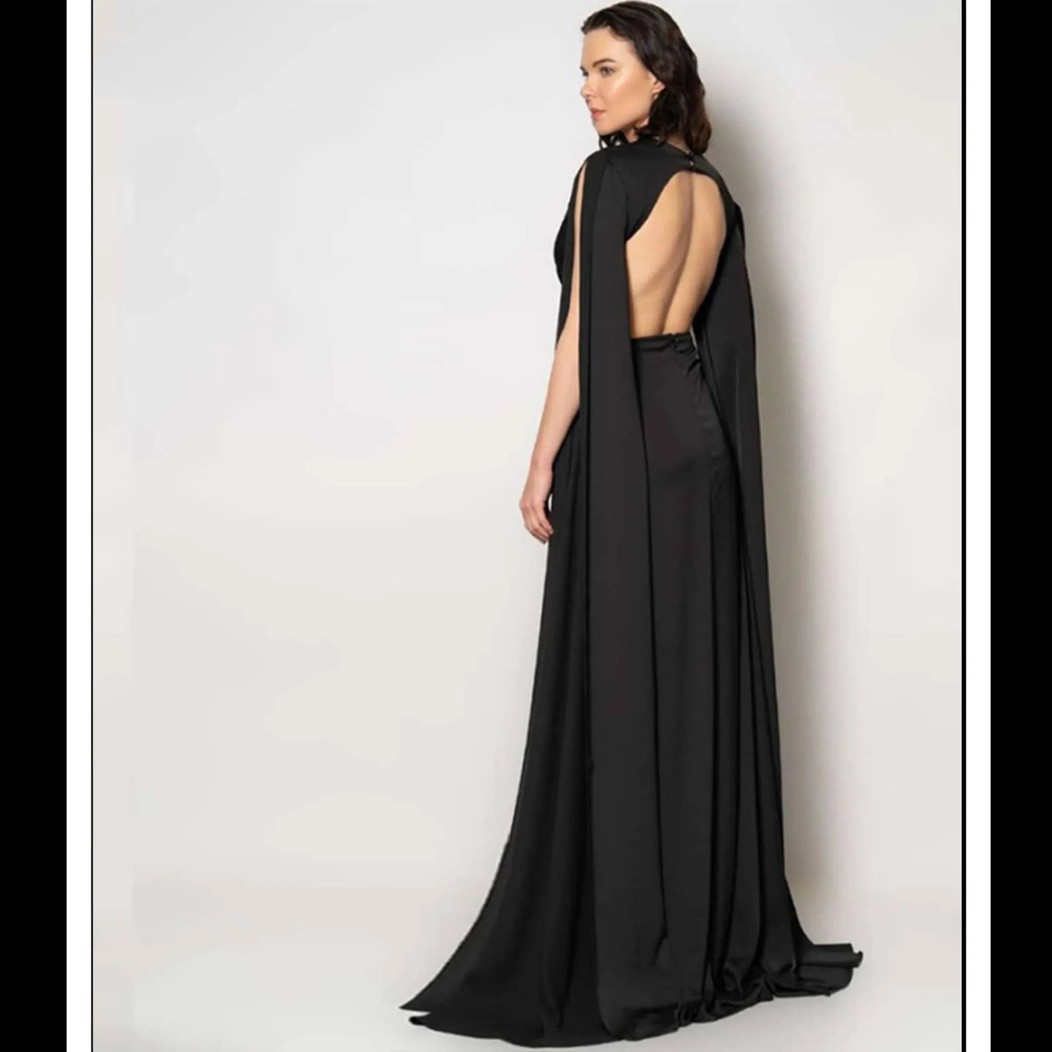 Vestido Derya Negro detalle escote espalda, magas capa y cut out en cintura con aplicación joya, invitada perfecta graduación ideal madrina perfecta