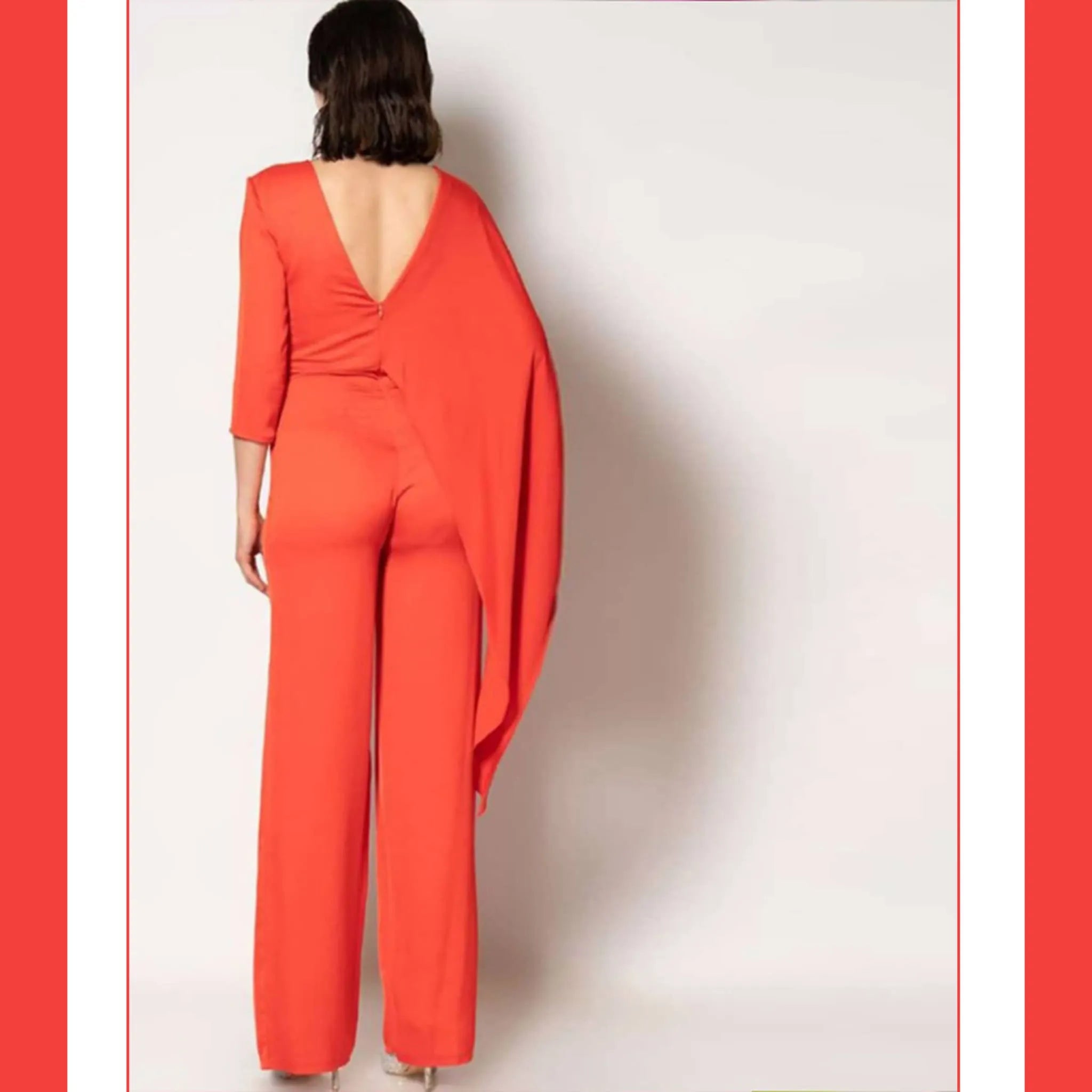 Mono Sevil Coral detalle silueta, escote espalda y manga capa invitada perfecta graduación ideal madrina perfecta