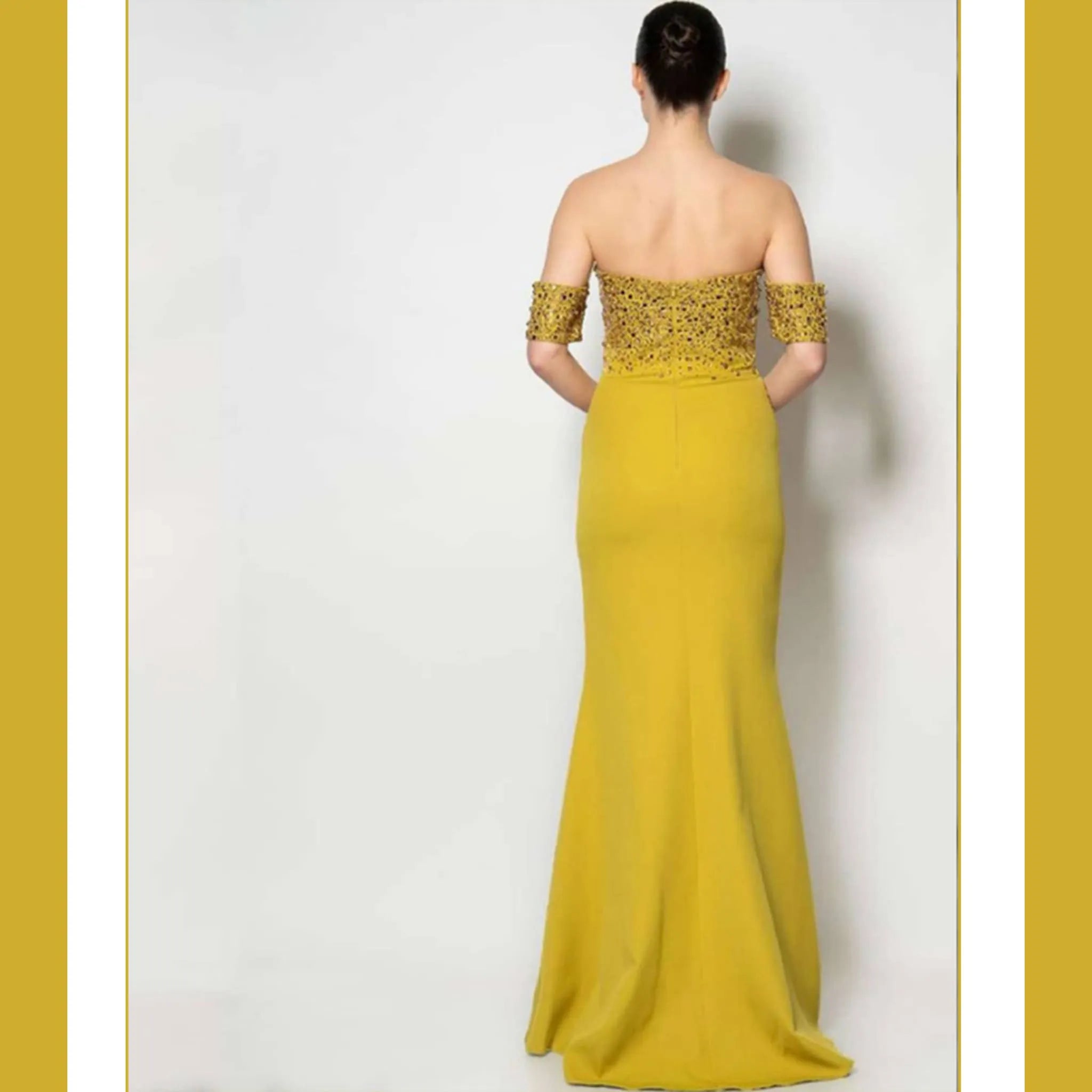 Vestido Ayla Lima detalle espalda escote recto y manguitos con aplicaciones cristal joya, invitada perfecta graduación ideal madrina perfecta