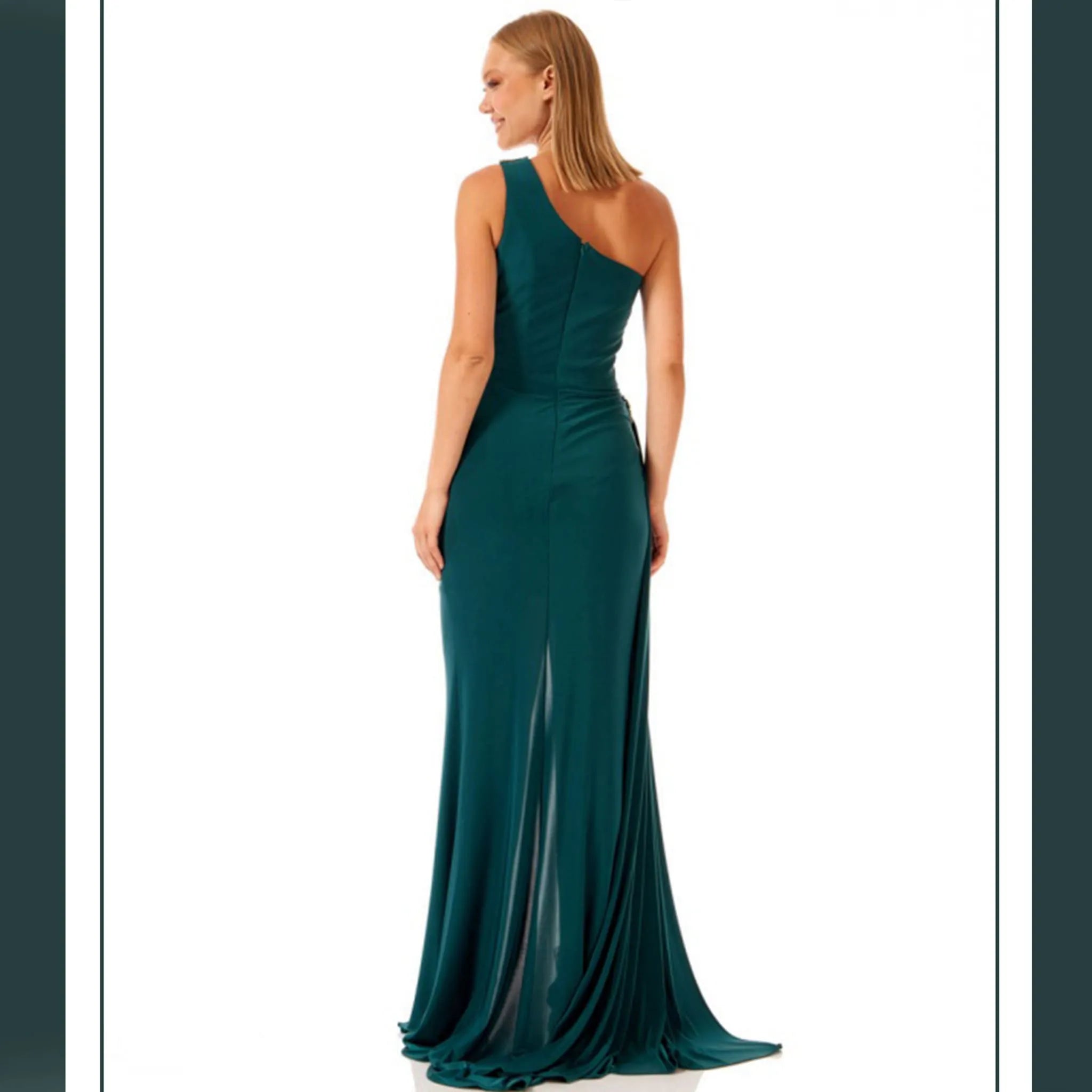 Vestido Aoi Verde detalle espalda, apertura pierna, aplicaciones joya con tul ilusión, invitada perfecta graduación ideal madrina perfecta.