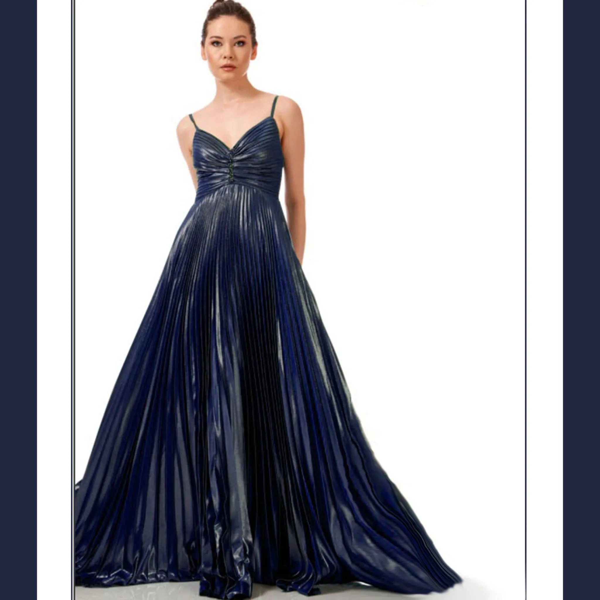 Vestido Agata Marino detalle silueta en movimiento, tejido plisado tirantes y aplicación joya invitada perfecta graduación ideal madrina perfecta