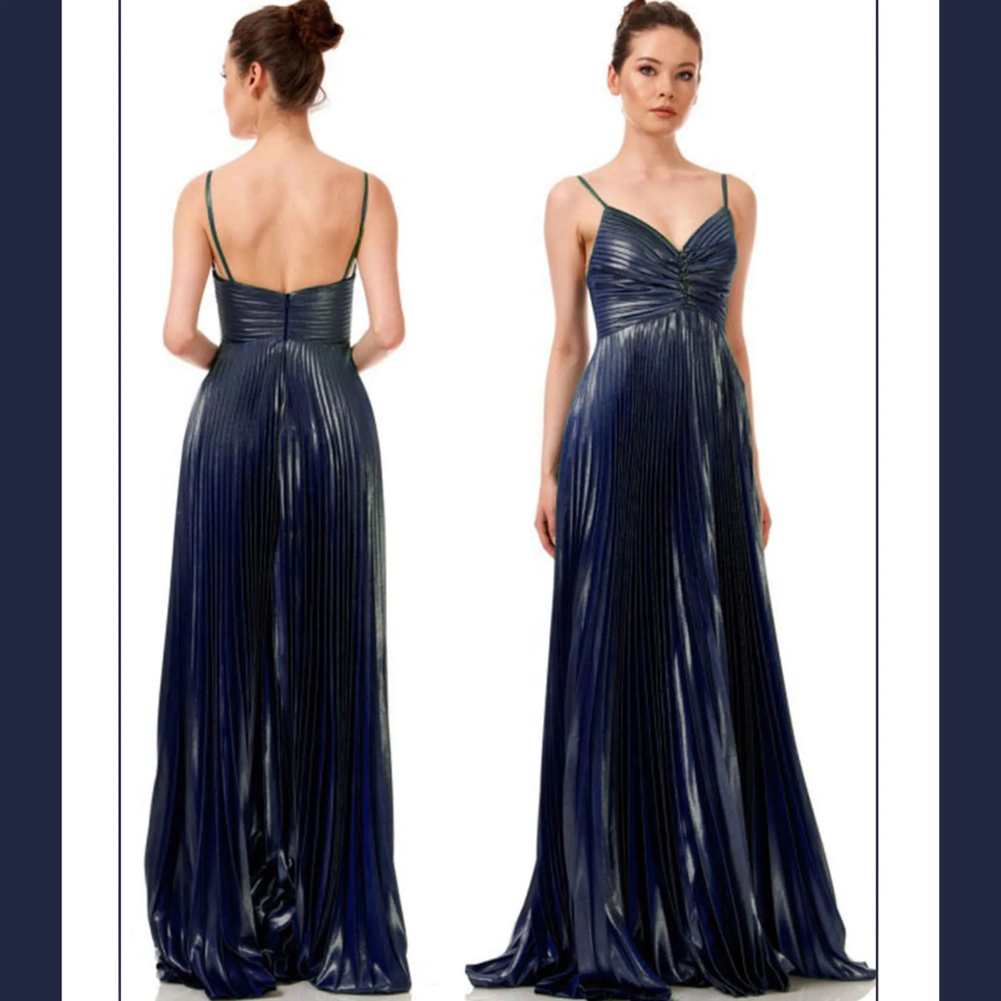 Vestido Agata Marino detalle espalda y perfil, tejido plisado tirantes y aplicación joya invitada perfecta graduación ideal madrina perfecta