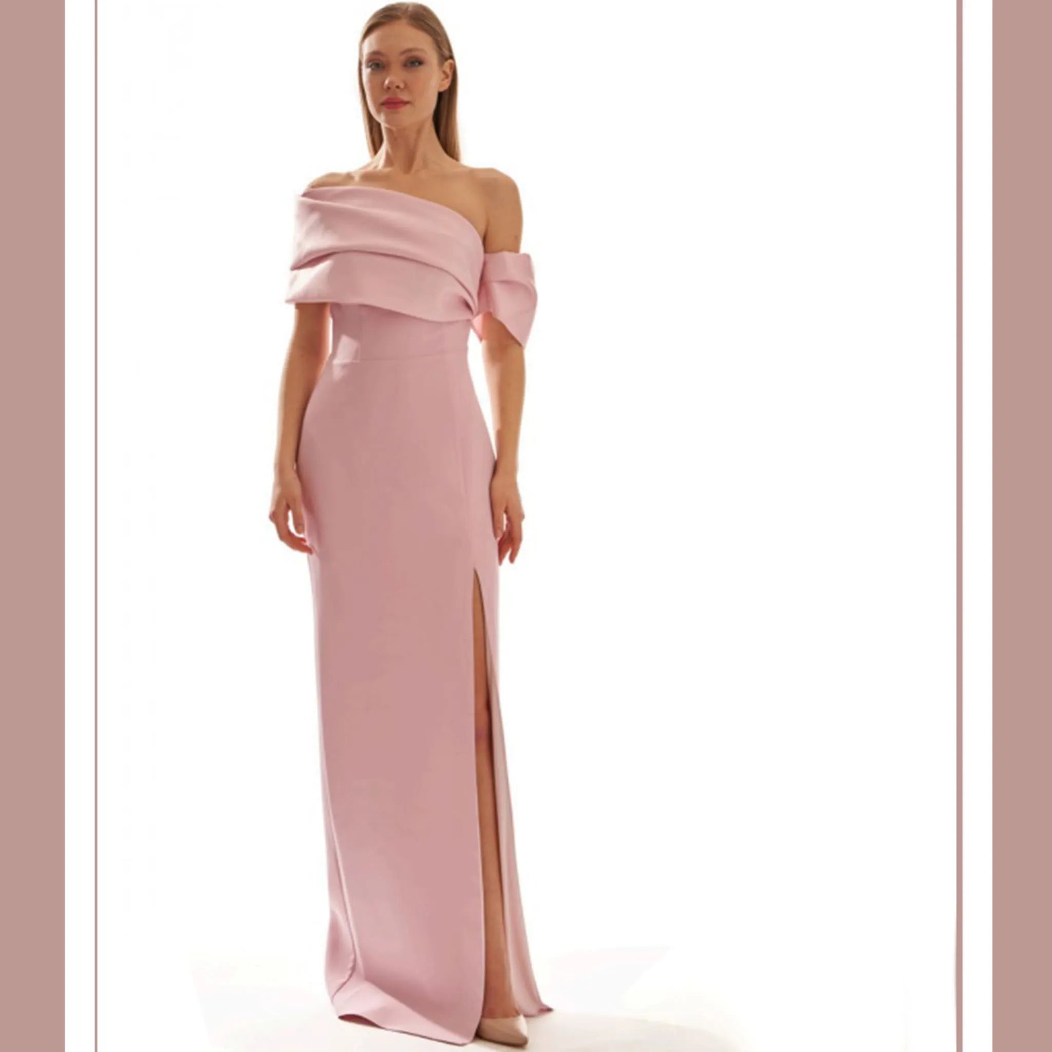 Vestido Algeciras Nude detalle silueta, escote asimétrico, invitada perfecta graduación ideal madrina perfecta